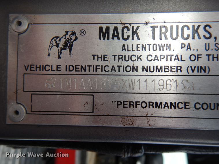 image for item HX9543 1999 Mack CH613  semi truck