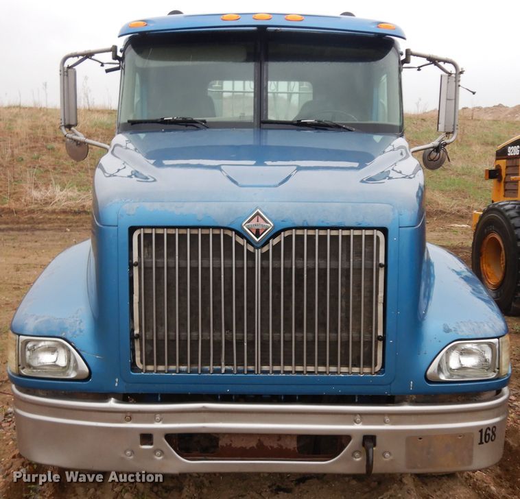 image for item ID9788 2003 International 9200i  semi truck