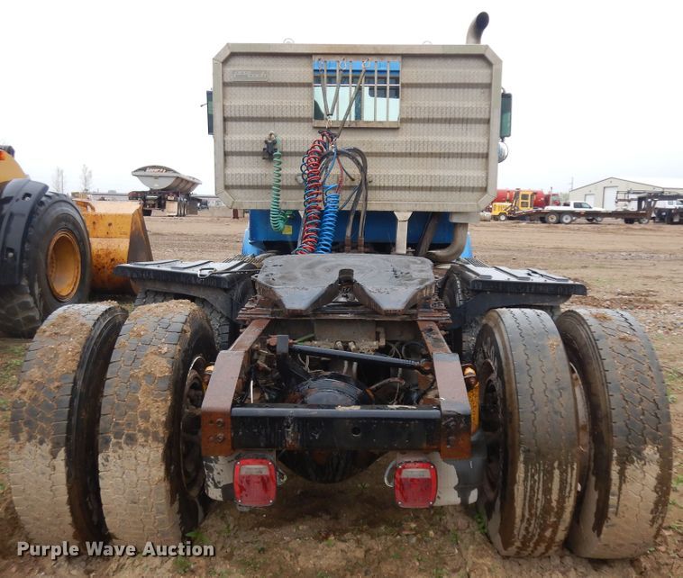 image for item ID9788 2003 International 9200i  semi truck