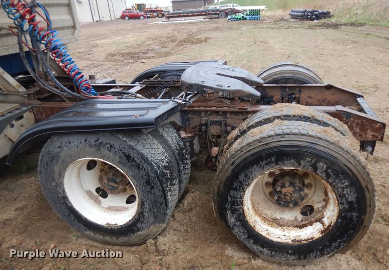 image for item ID9788 2003 International 9200i  semi truck