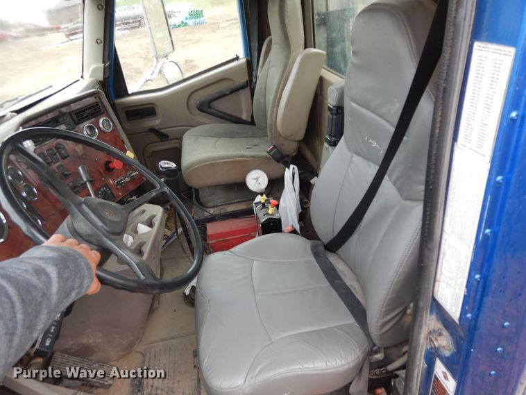 image for item ID9788 2003 International 9200i  semi truck