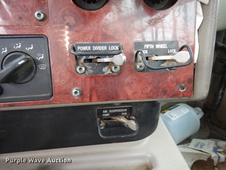 image for item ID9788 2003 International 9200i  semi truck