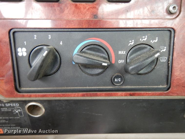 image for item ID9788 2003 International 9200i  semi truck