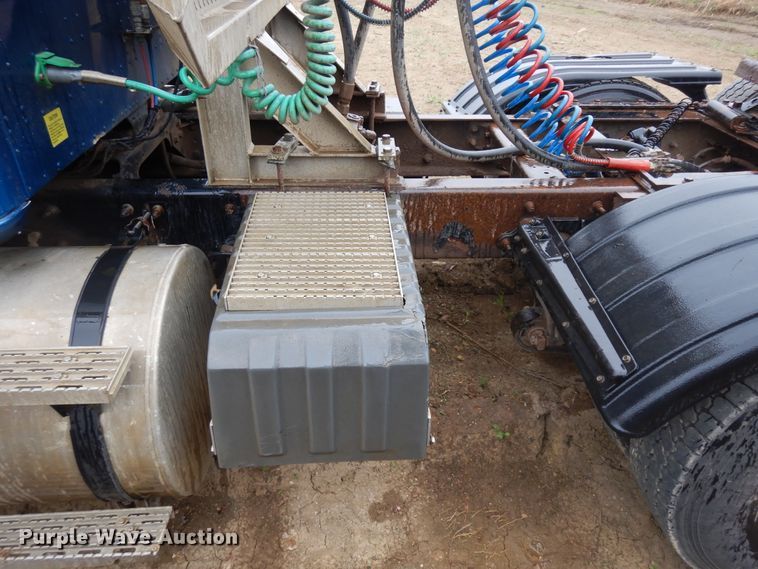 image for item ID9788 2003 International 9200i  semi truck