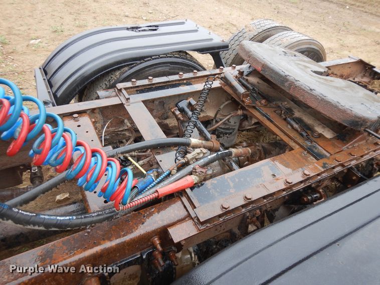 image for item ID9788 2003 International 9200i  semi truck