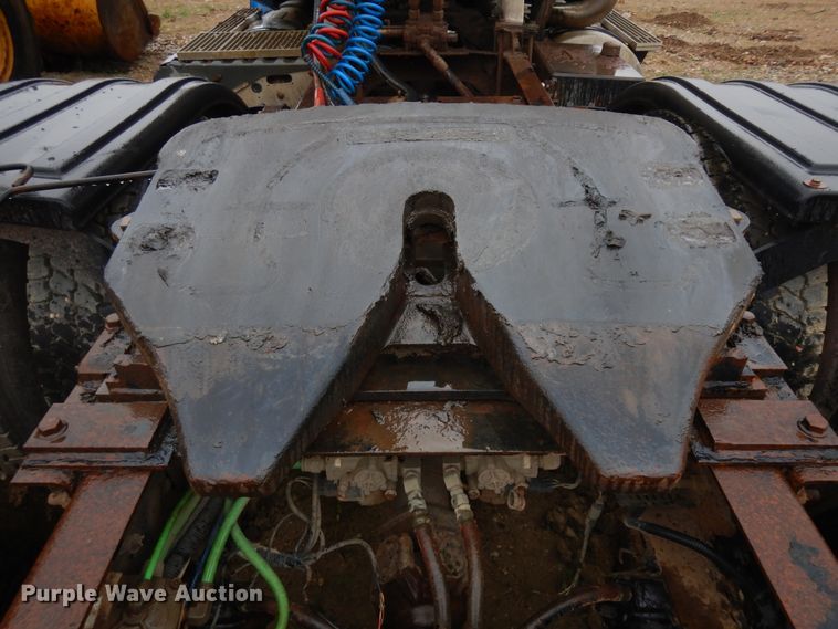 image for item ID9788 2003 International 9200i  semi truck