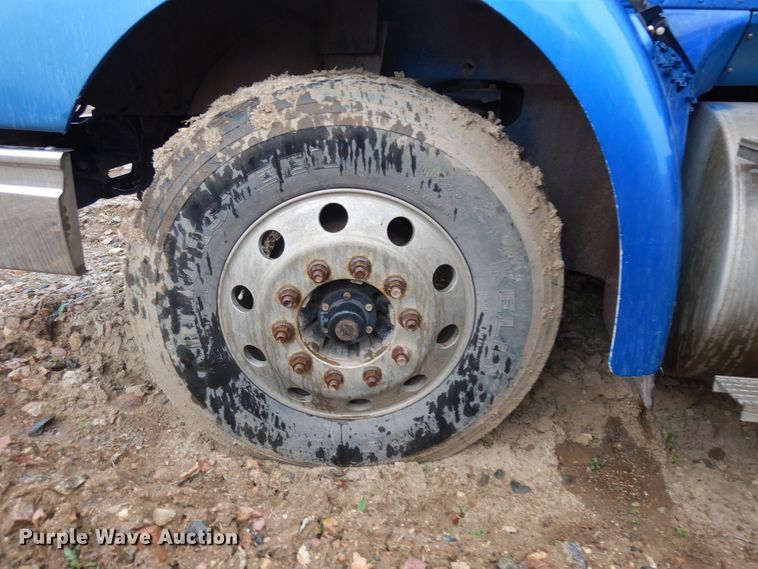 image for item ID9788 2003 International 9200i  semi truck