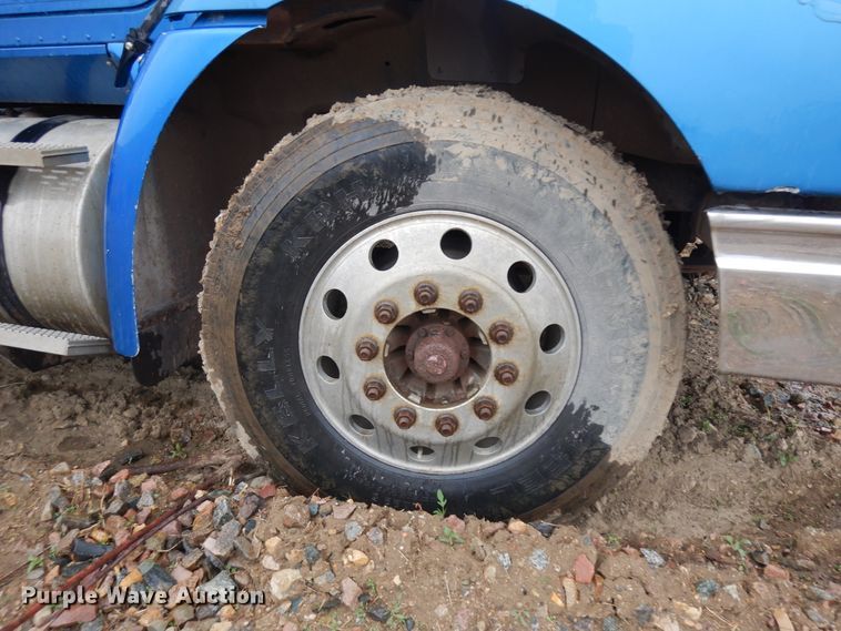 image for item ID9788 2003 International 9200i  semi truck