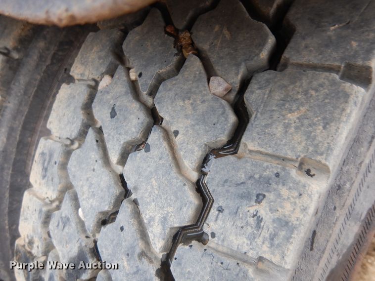 image for item ID9788 2003 International 9200i  semi truck