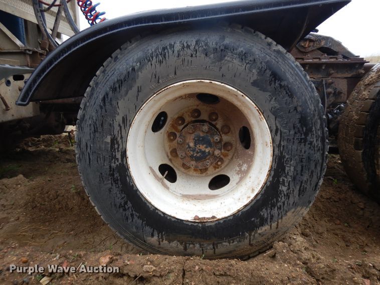 image for item ID9788 2003 International 9200i  semi truck