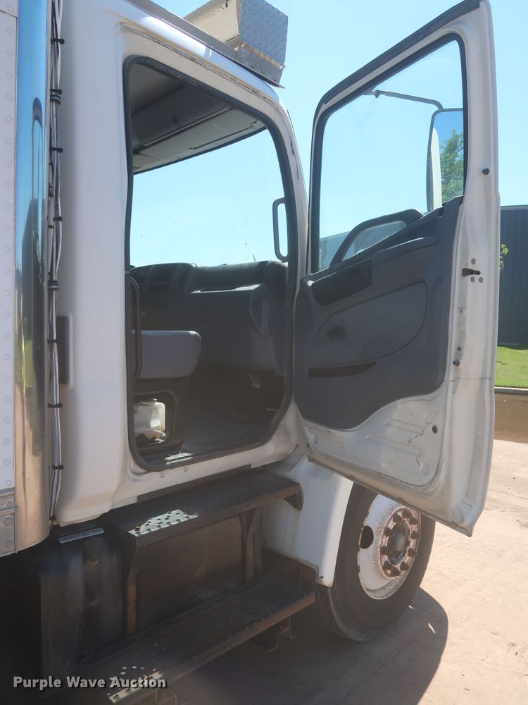 image for item IO9078 2005 Hino 268  refrigerated truck