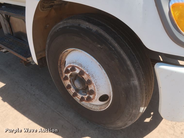 image for item IO9078 2005 Hino 268  refrigerated truck