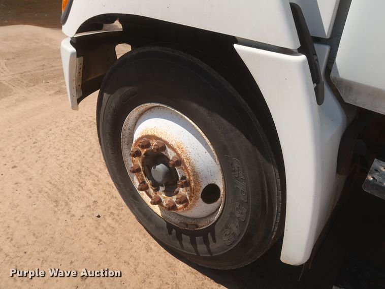 image for item IO9078 2005 Hino 268  refrigerated truck