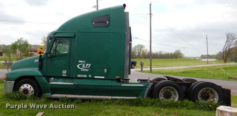 image for item IQ9291 2000 Freightliner Century Class  semi truck