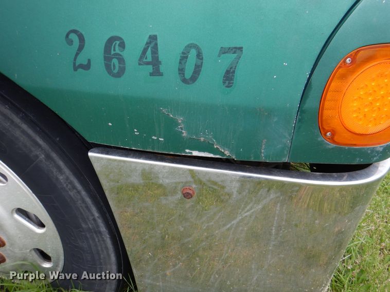 image for item IQ9291 2000 Freightliner Century Class  semi truck