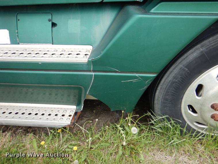 image for item IQ9291 2000 Freightliner Century Class  semi truck