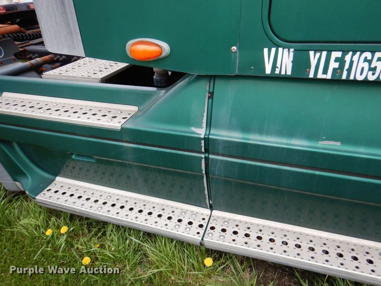 image for item IQ9291 2000 Freightliner Century Class  semi truck