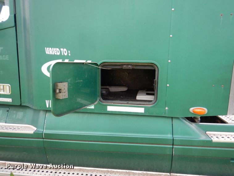 image for item IQ9291 2000 Freightliner Century Class  semi truck