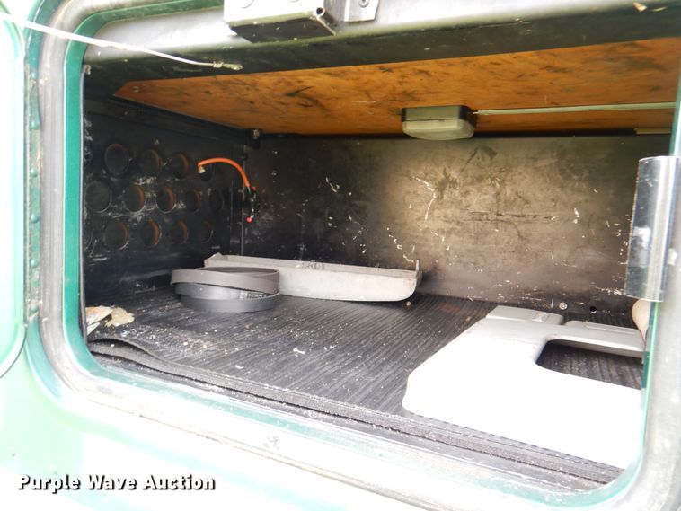 image for item IQ9291 2000 Freightliner Century Class  semi truck