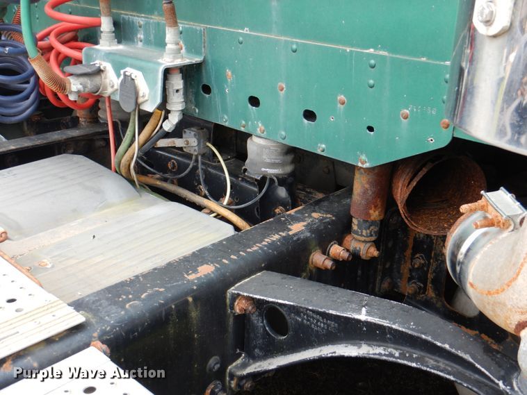 image for item IQ9291 2000 Freightliner Century Class  semi truck