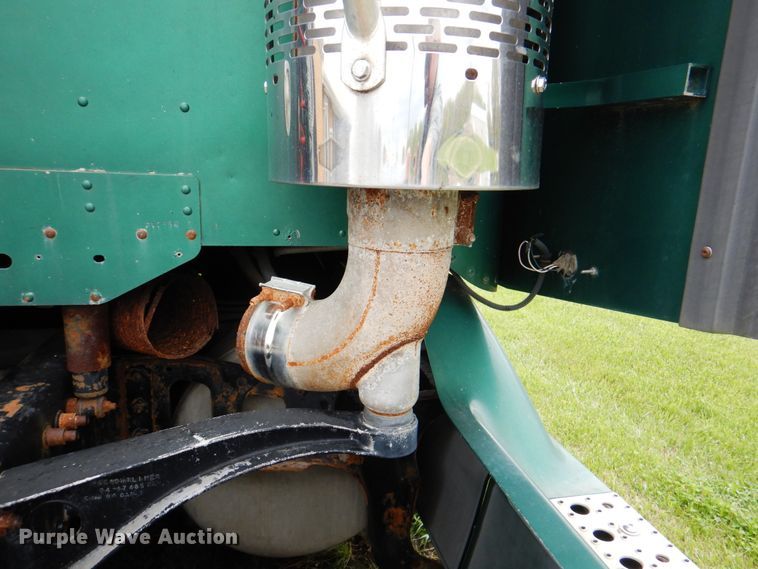 image for item IQ9291 2000 Freightliner Century Class  semi truck