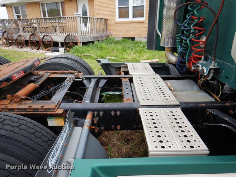 image for item IQ9291 2000 Freightliner Century Class  semi truck