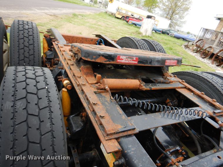 image for item IQ9291 2000 Freightliner Century Class  semi truck