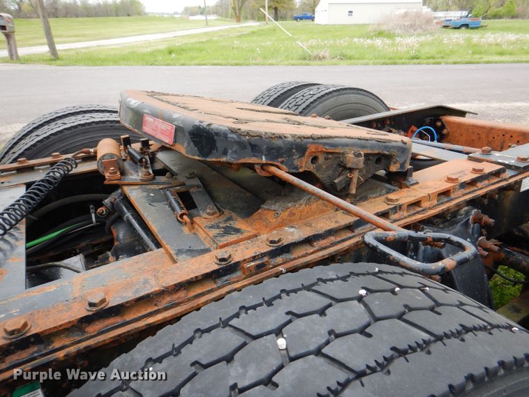 image for item IQ9291 2000 Freightliner Century Class  semi truck