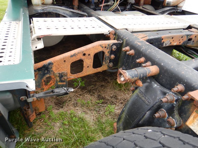 image for item IQ9291 2000 Freightliner Century Class  semi truck