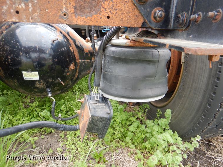 image for item IQ9291 2000 Freightliner Century Class  semi truck