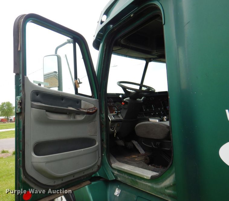 image for item IQ9291 2000 Freightliner Century Class  semi truck