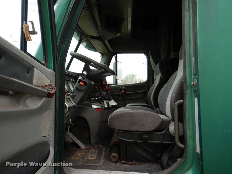 image for item IQ9291 2000 Freightliner Century Class  semi truck