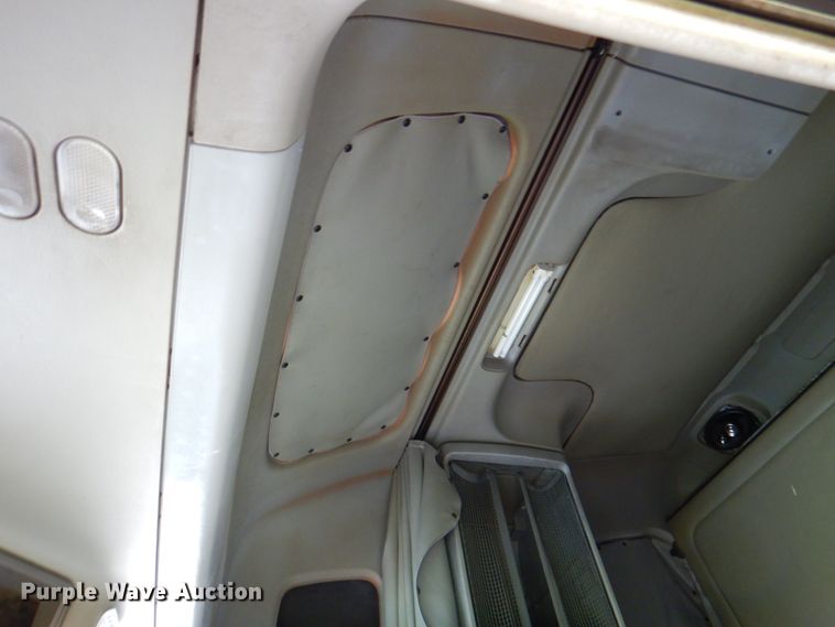 image for item IQ9291 2000 Freightliner Century Class  semi truck