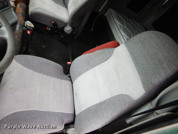 image for item IQ9291 2000 Freightliner Century Class  semi truck