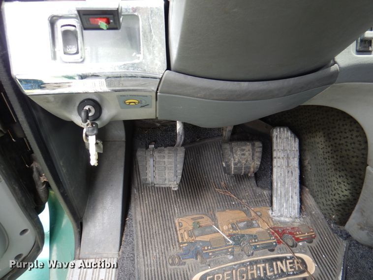 image for item IQ9291 2000 Freightliner Century Class  semi truck