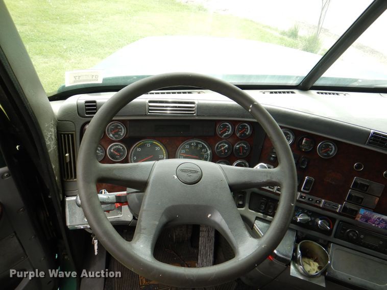 image for item IQ9291 2000 Freightliner Century Class  semi truck