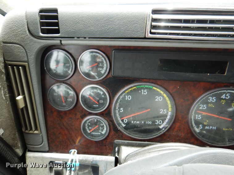 image for item IQ9291 2000 Freightliner Century Class  semi truck