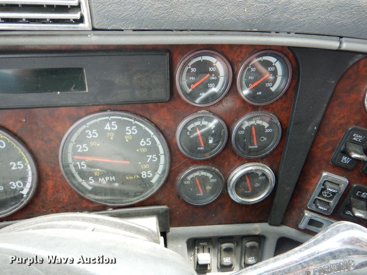 image for item IQ9291 2000 Freightliner Century Class  semi truck