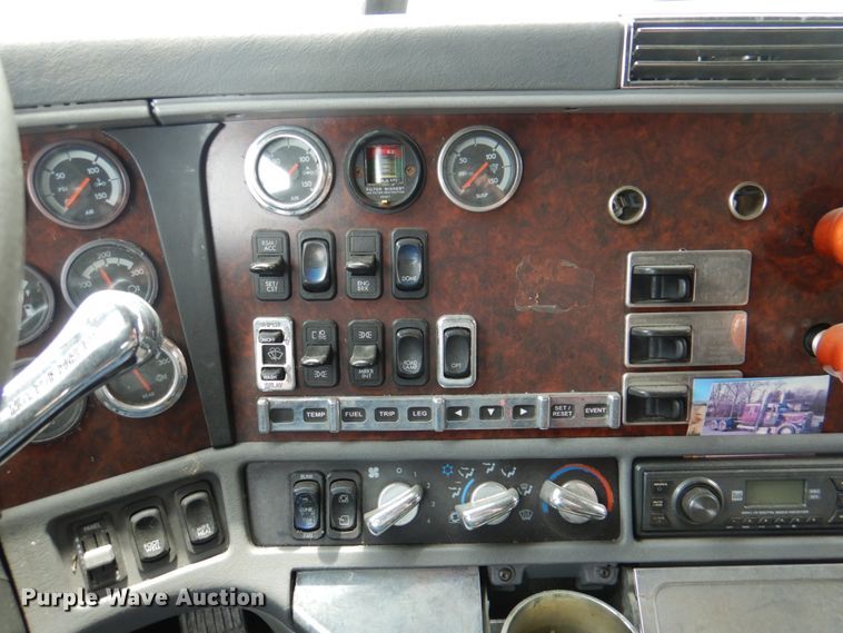 image for item IQ9291 2000 Freightliner Century Class  semi truck