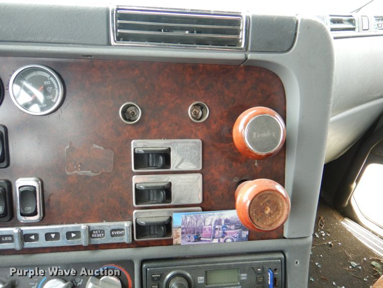 image for item IQ9291 2000 Freightliner Century Class  semi truck