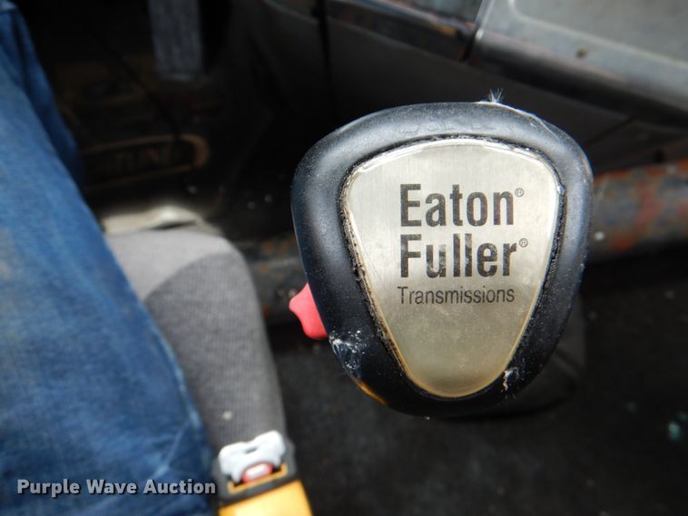 image for item IQ9291 2000 Freightliner Century Class  semi truck