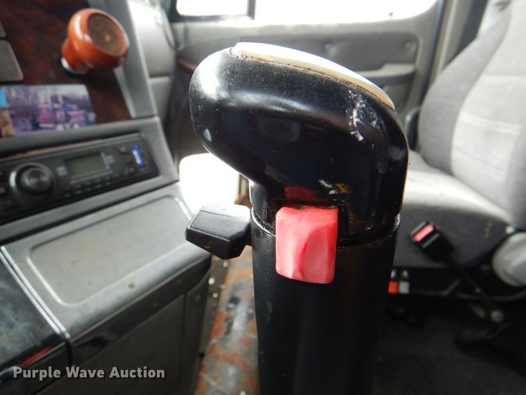 image for item IQ9291 2000 Freightliner Century Class  semi truck