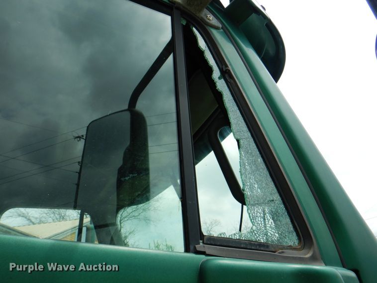 image for item IQ9291 2000 Freightliner Century Class  semi truck