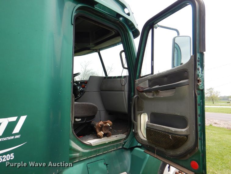 image for item IQ9291 2000 Freightliner Century Class  semi truck