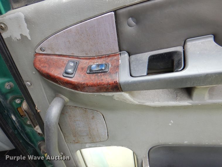 image for item IQ9291 2000 Freightliner Century Class  semi truck