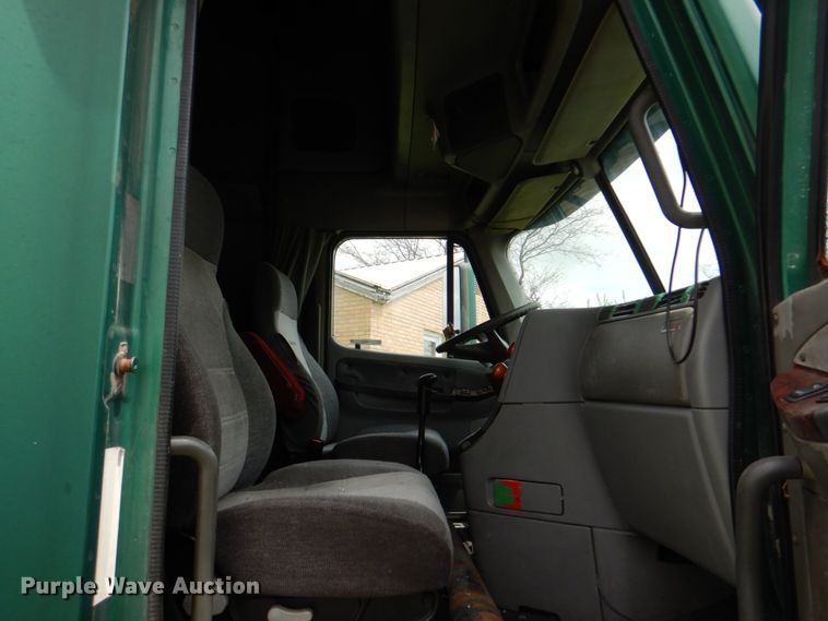 image for item IQ9291 2000 Freightliner Century Class  semi truck