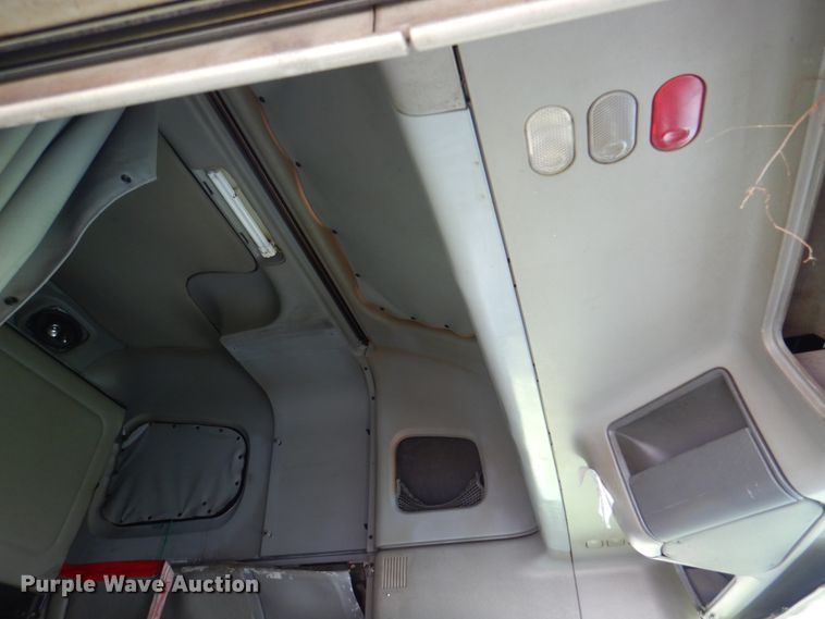 image for item IQ9291 2000 Freightliner Century Class  semi truck