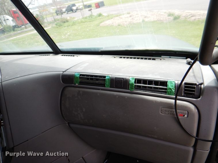 image for item IQ9291 2000 Freightliner Century Class  semi truck