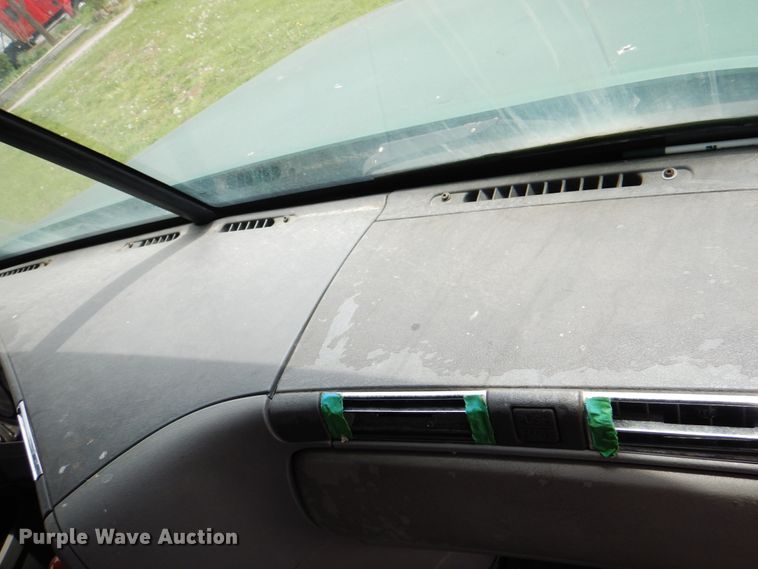 image for item IQ9291 2000 Freightliner Century Class  semi truck