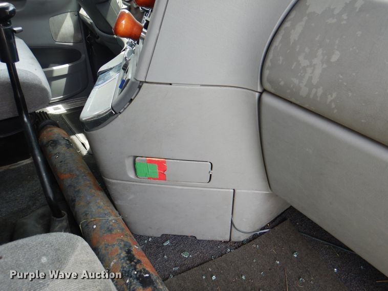 image for item IQ9291 2000 Freightliner Century Class  semi truck